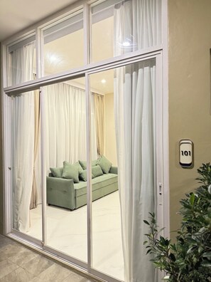 In-room safe, desk, free WiFi