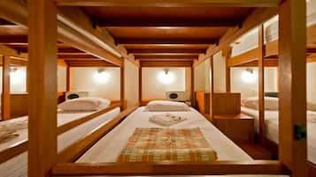 1 Bed in 10 Beds Mixed Dorm  | 1 bedroom, in-room safe, free WiFi, bed sheets
