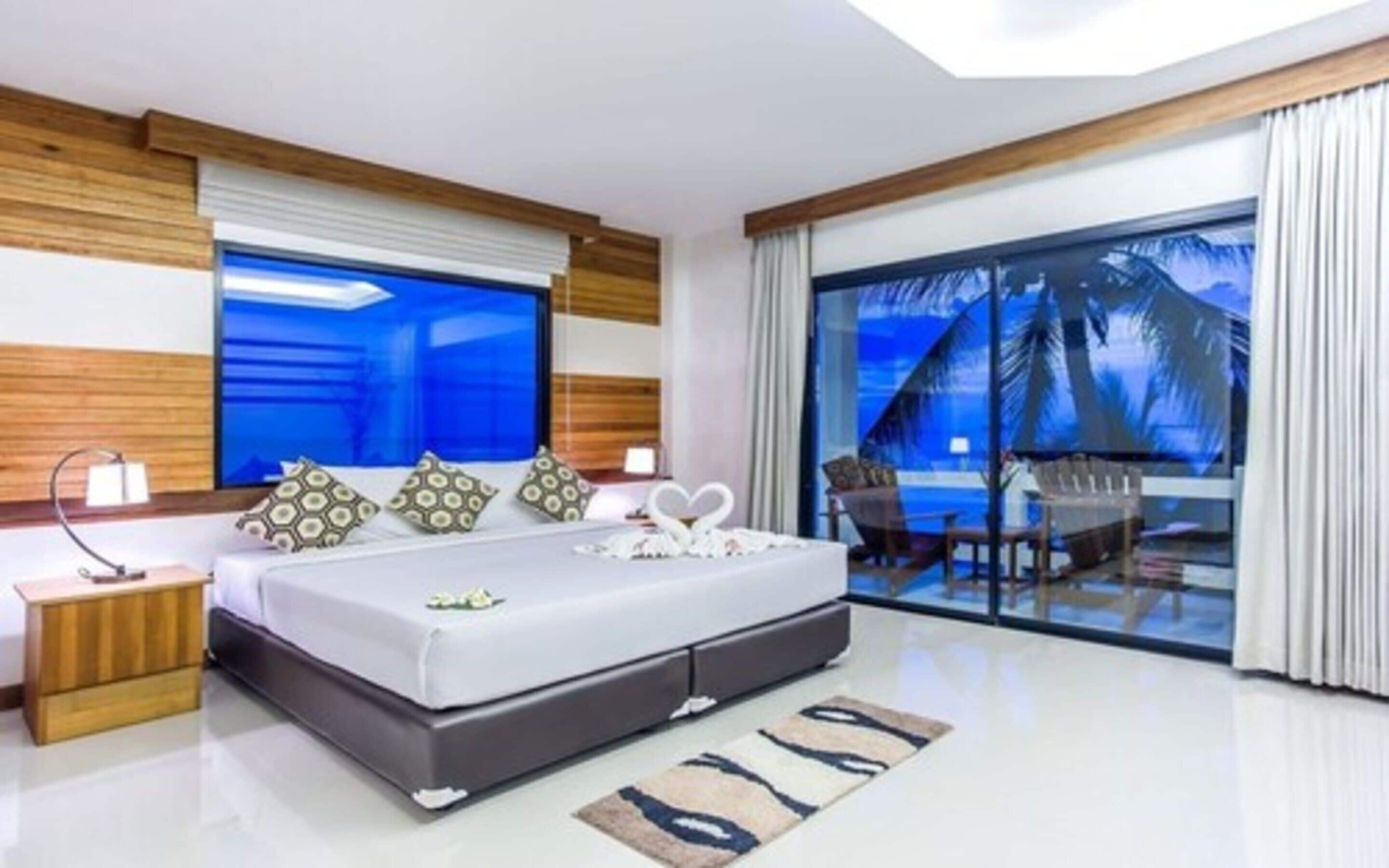 deluxe beachfront | 1 bedroom, in-room safe, free wifi, bed sheets