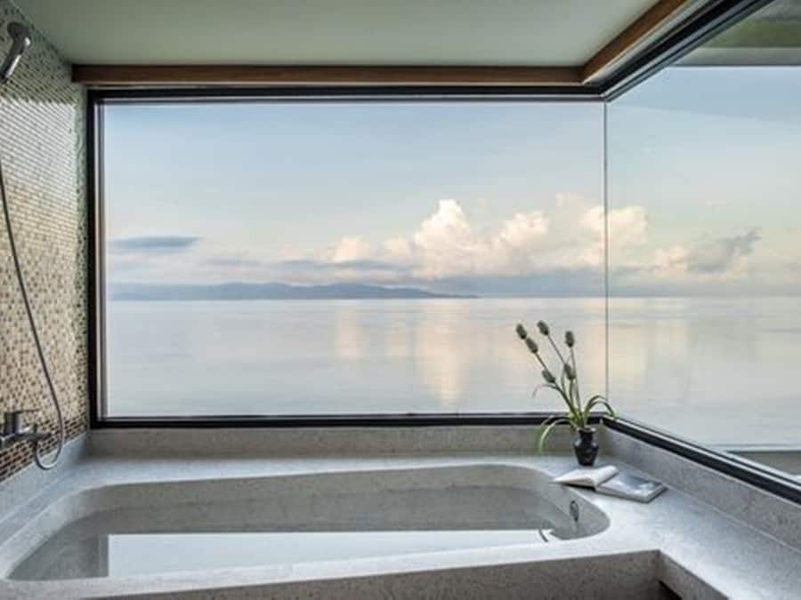 Deluxe Beachfront | Bathroom | Free toiletries, bidet, towels, soap