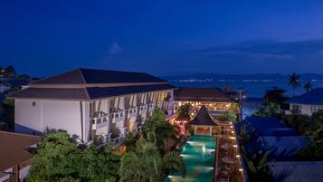 Fachada de la propiedad por la tarde o noche