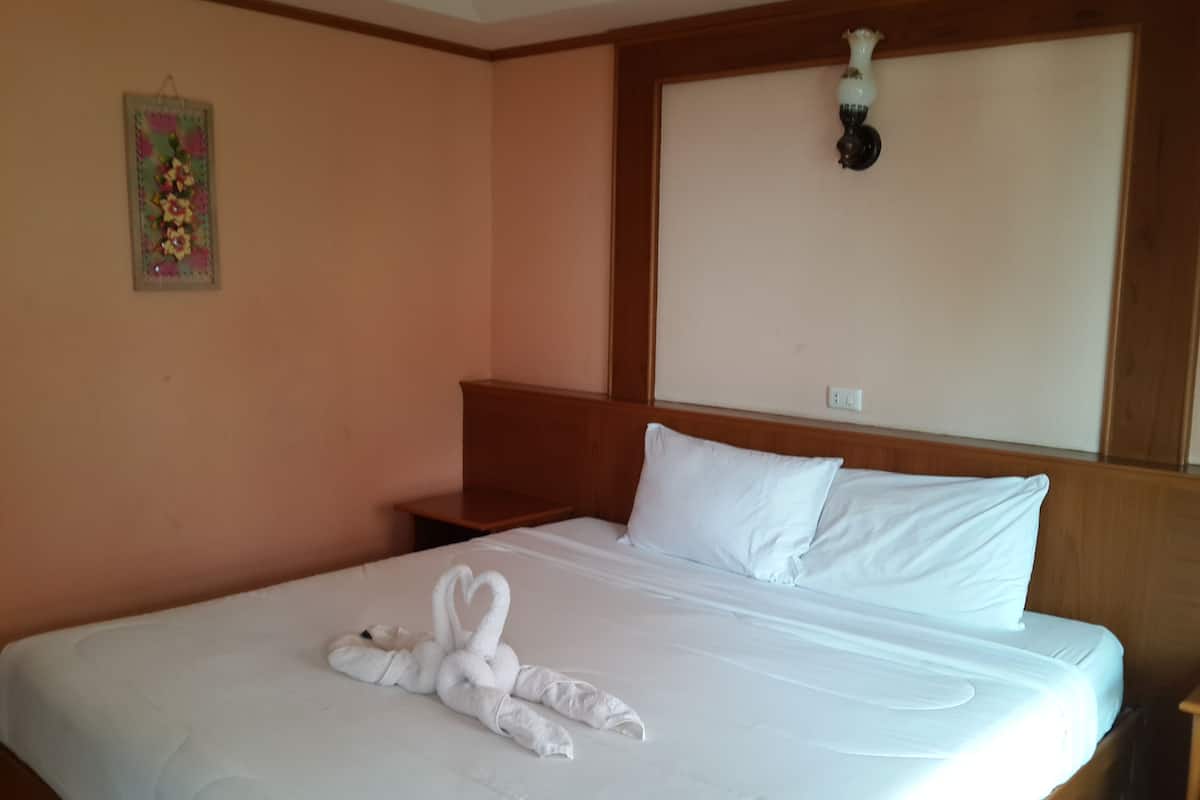 Shower, free toiletries, towels
