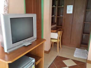 Superior Triple Room | Bathroom | Shower, free toiletries, towels - Mr. Black Resort (Ko Pha-ngan)