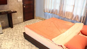 A bedroom with a bed, a desk, and a wardrobe. - PJ House (Chiang Mai)