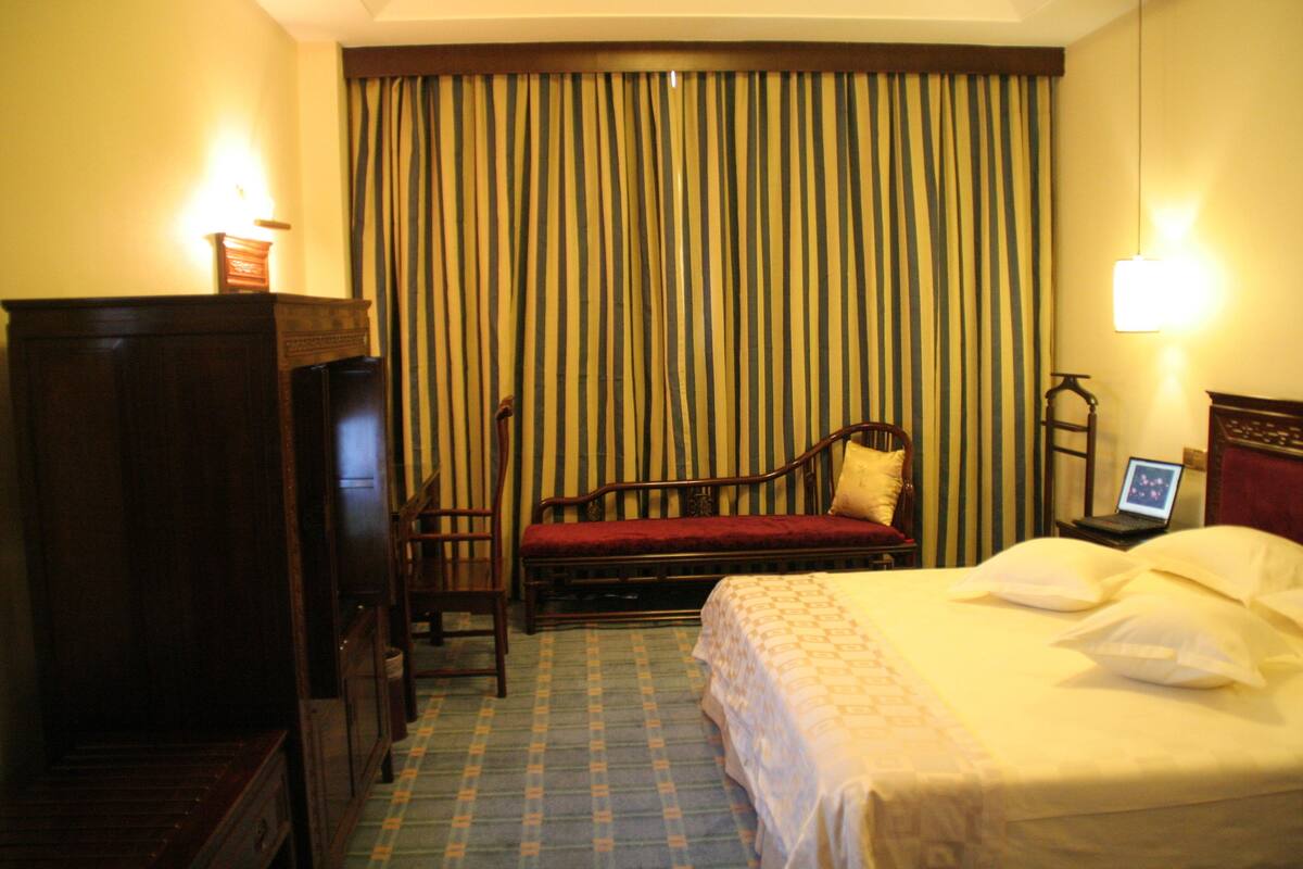 Executive Room | Down comforters, minibar, in-room safe, desk