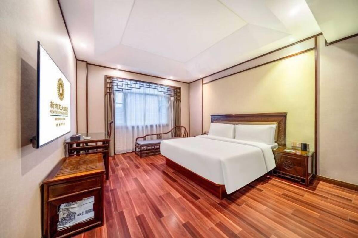 Down comforters, minibar, in-room safe, desk