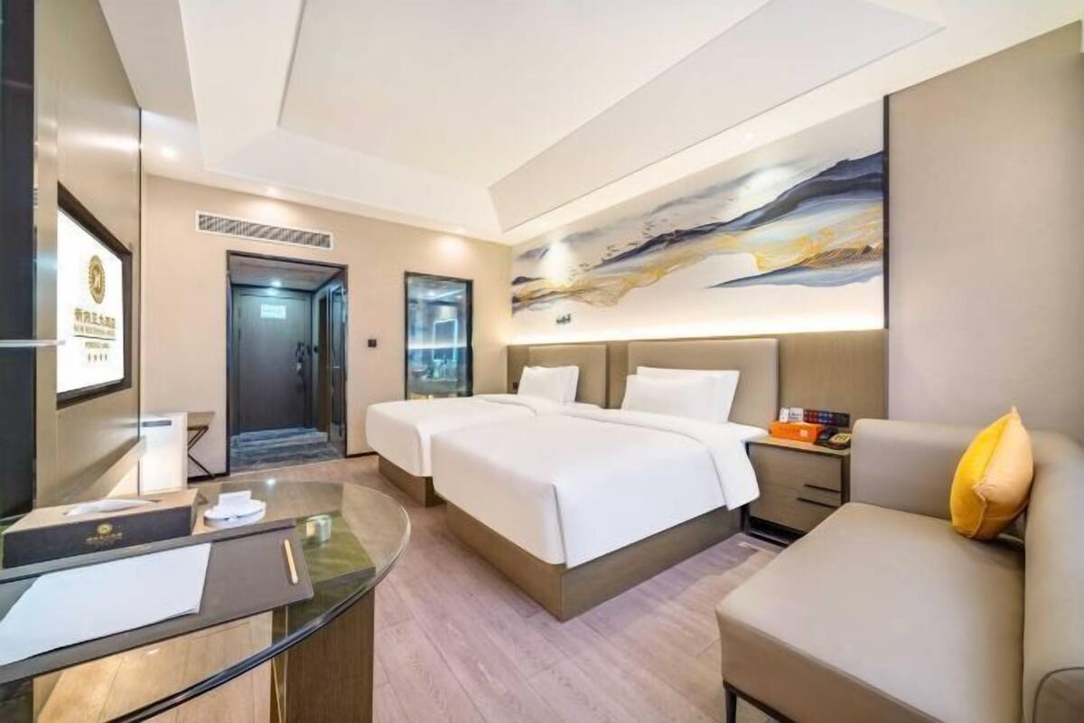 Down comforters, minibar, in-room safe, desk