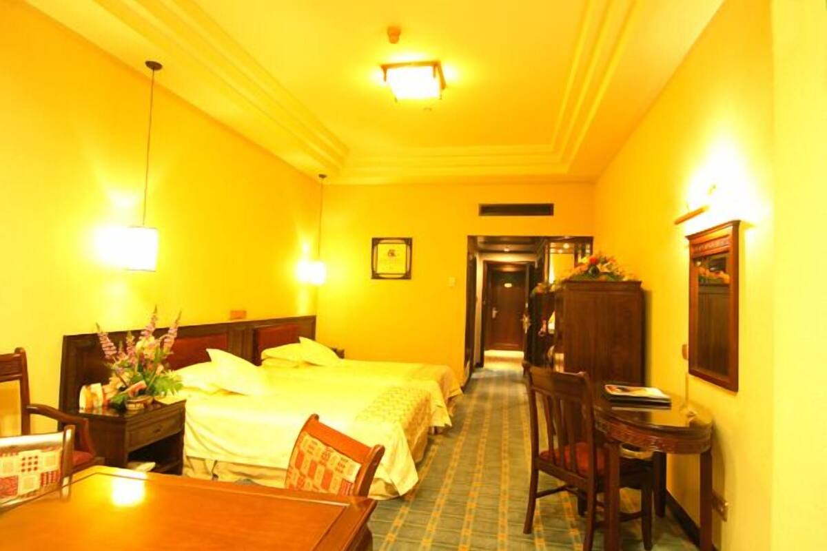 Business   Suite | Down comforters, minibar, in-room safe, desk