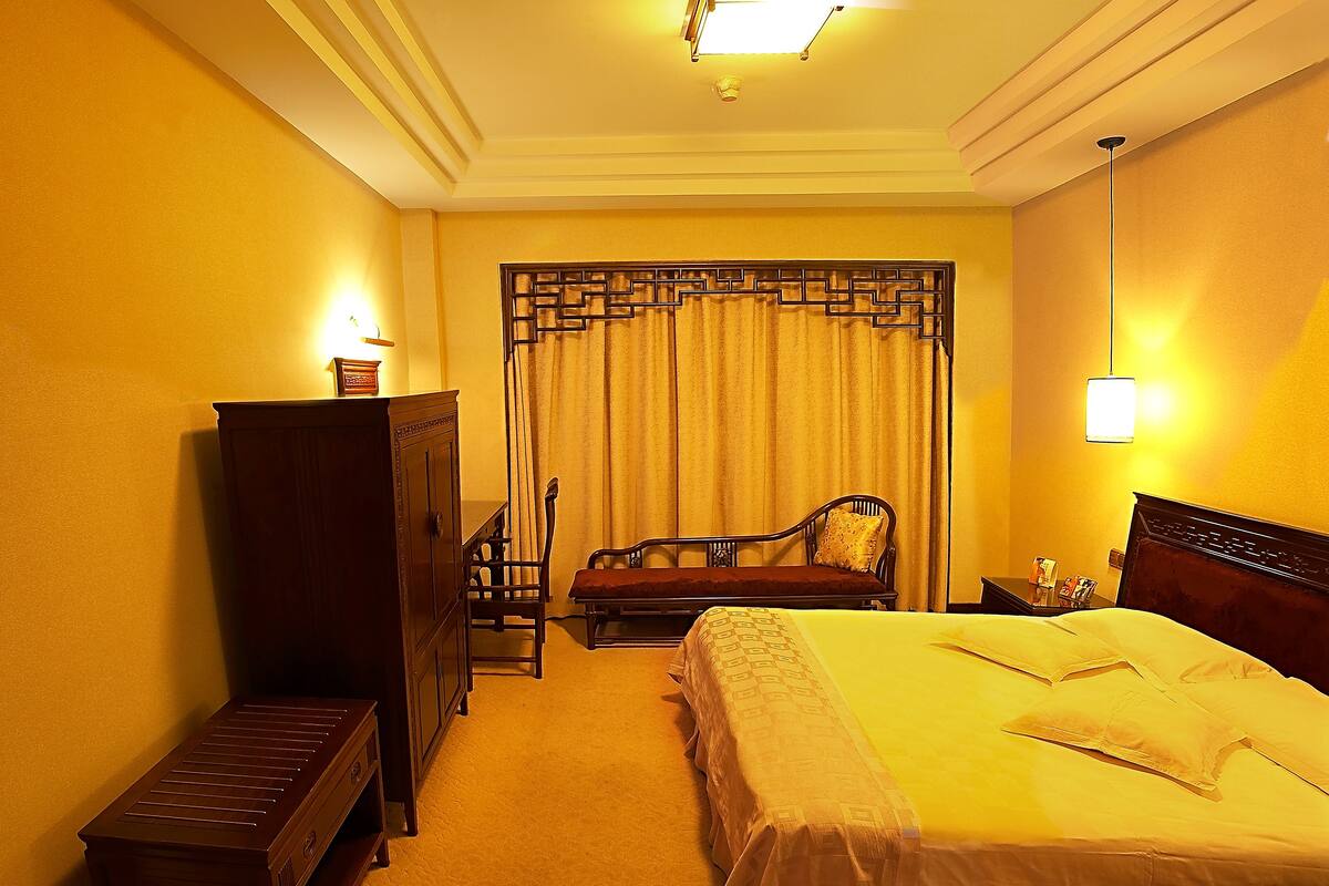 Down comforters, minibar, in-room safe, desk