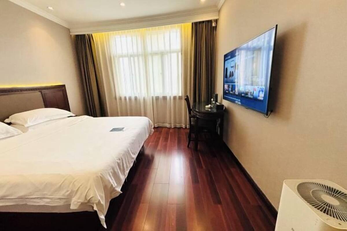 Down comforters, minibar, in-room safe, desk