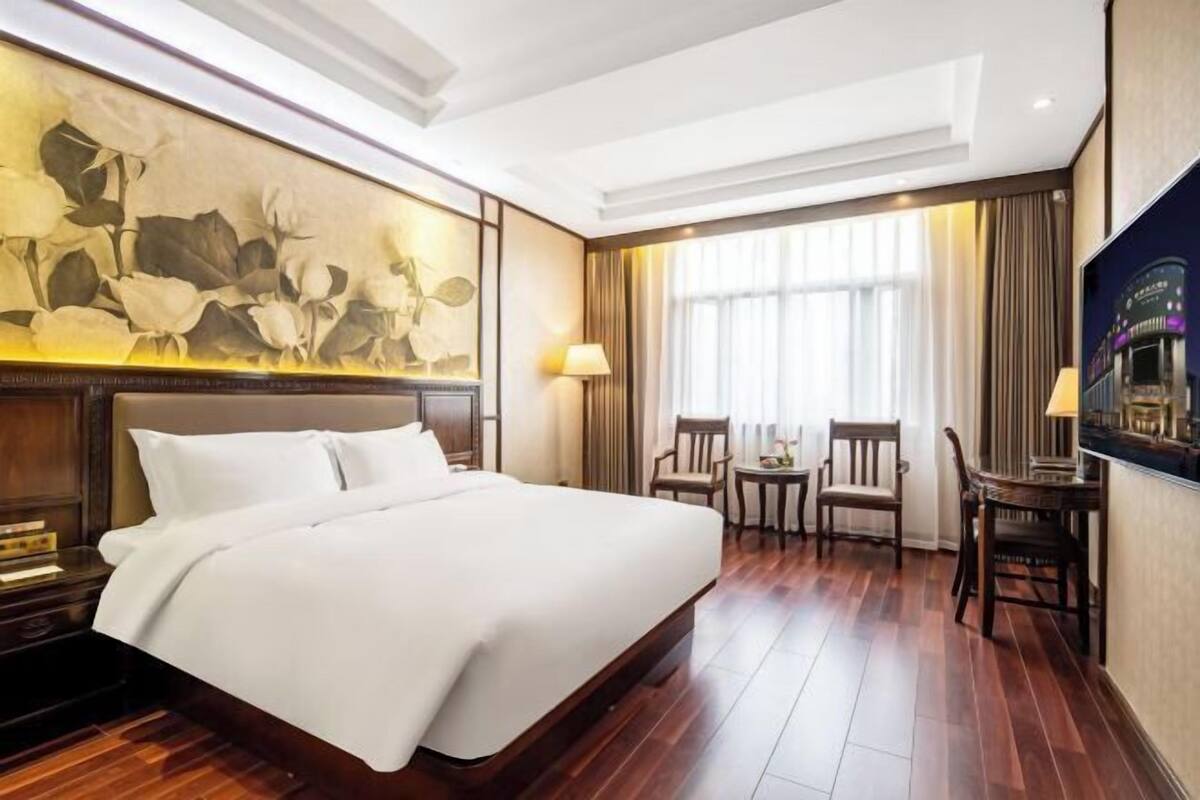 Down comforters, minibar, in-room safe, desk