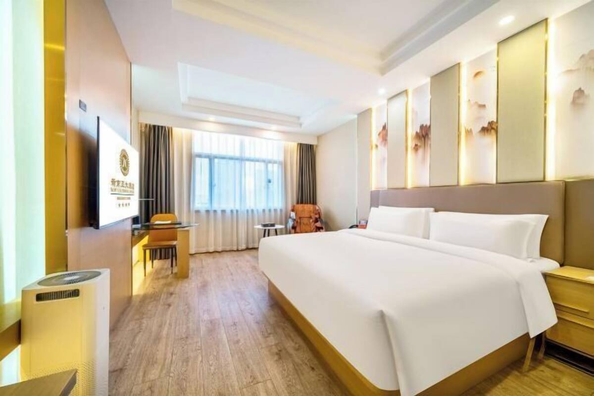 Down comforters, minibar, in-room safe, desk