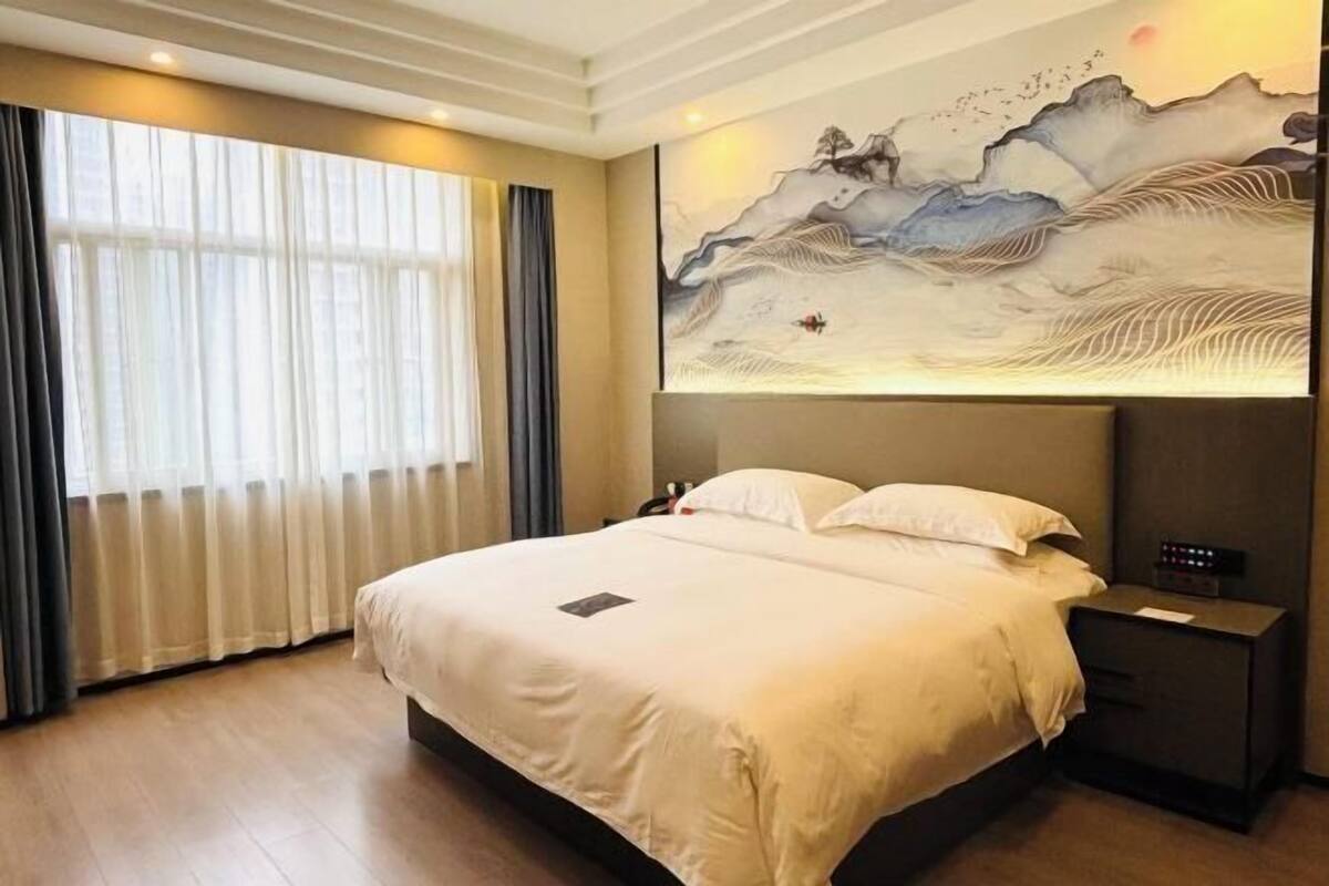 Down comforters, minibar, in-room safe, desk