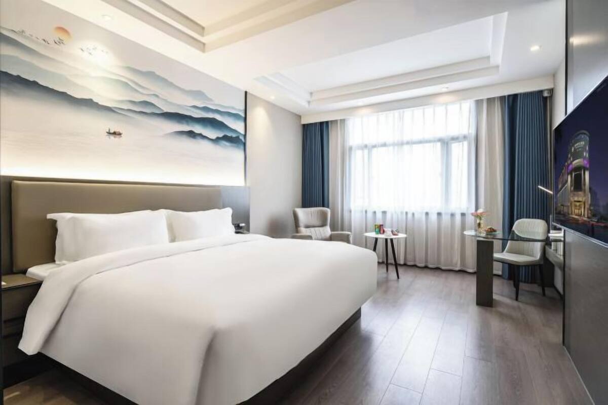 Down comforters, minibar, in-room safe, desk