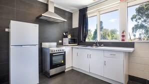 Una cocina moderna equipada con refrigerador, estufa, microondas y lavaplatos.