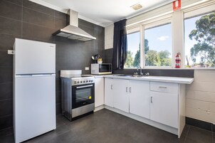 Frigobar, microondas, cafetera/tetera, tetera/pava eléctrica