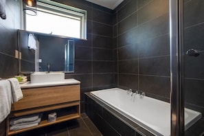 Family Apartment | Bathroom | Shower, hair dryer, towels - The Mulgrave Motel (Mulgrave)