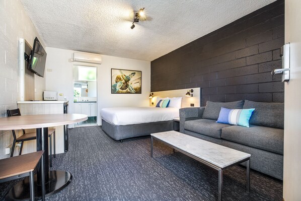 Queen Room | Living area | TV, DVD player