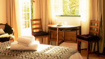 Habitación estándar con 1 cama doble o 2 individuales | Escritorio, tabla de planchar con plancha, wifi gratis y ropa de cama