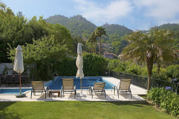 Piscine extérieure, chaises longues