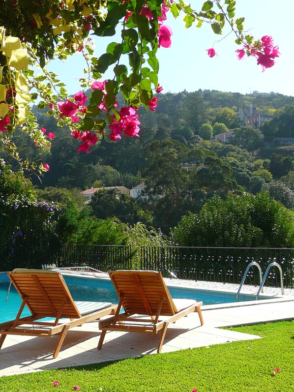 Piscine extérieure, chaises longues
