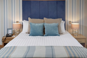 Habitación ejecutiva, 1 cama doble, terraza, vistas al mar | Escritorio, tabla de planchar con plancha, wifi gratis y ropa de cama