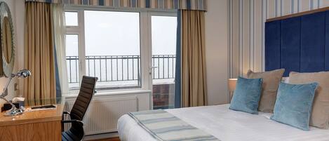 Executive-huone, 1 parisänky, terassi, merinäköala | Työpöytä, silitysrauta/-lauta, ilmainen Wi-Fi, vuodevaatteet