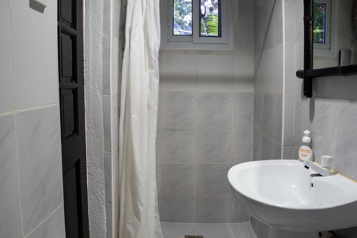 deluxe room | bathroom | shower, towels, soap, shampoo