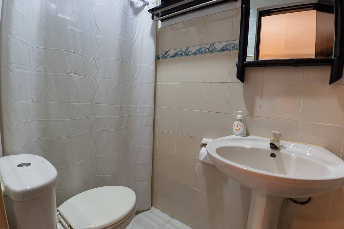 superior room | bathroom | shower, towels, soap, shampoo