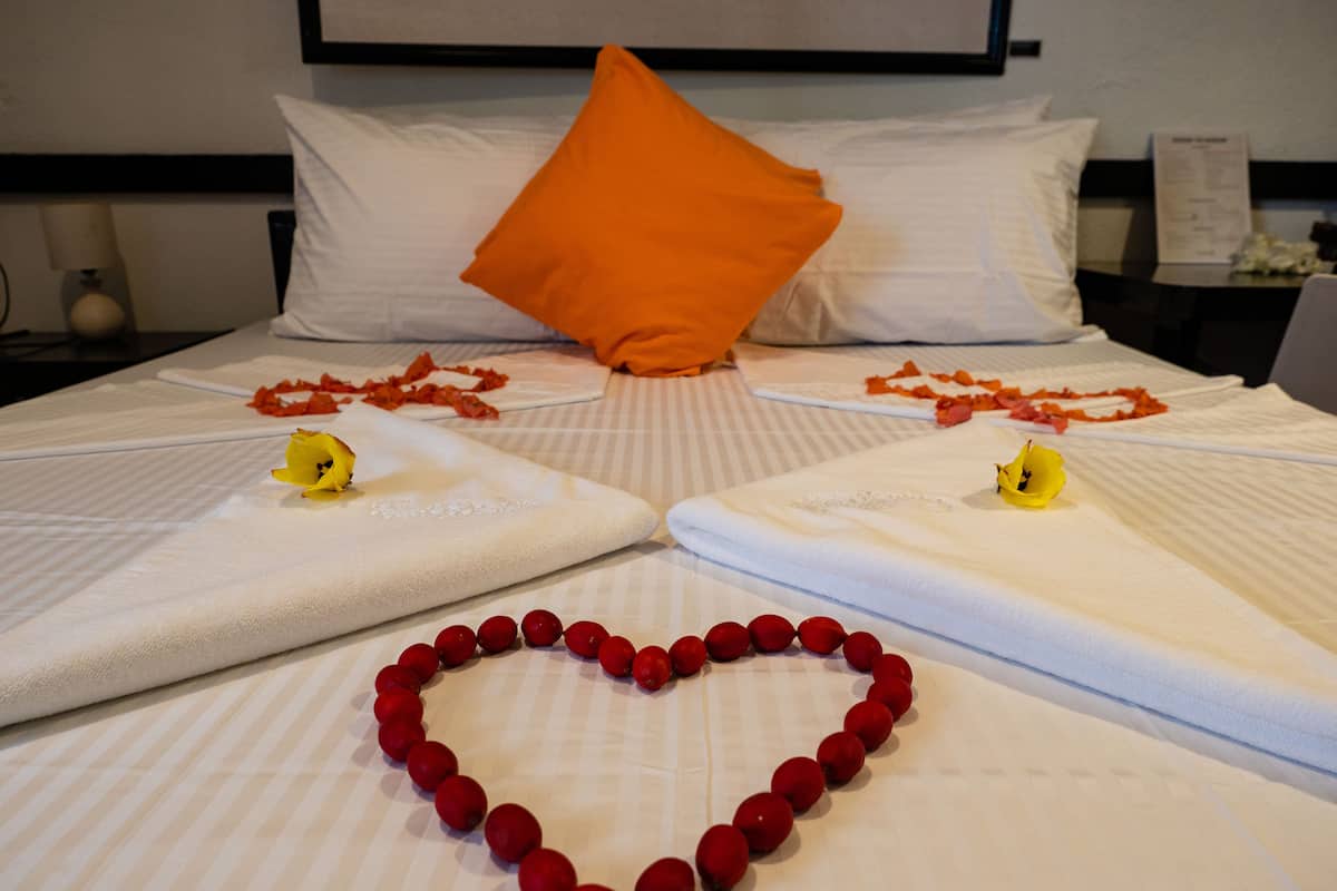 In-room safe, soundproofing, free WiFi, bed sheets