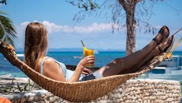 على الشاطئ، رمال بيضاء، الغوص باستخدام المعدات