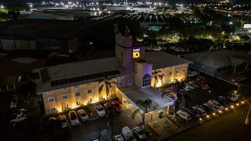 Fachada da propriedade à noite