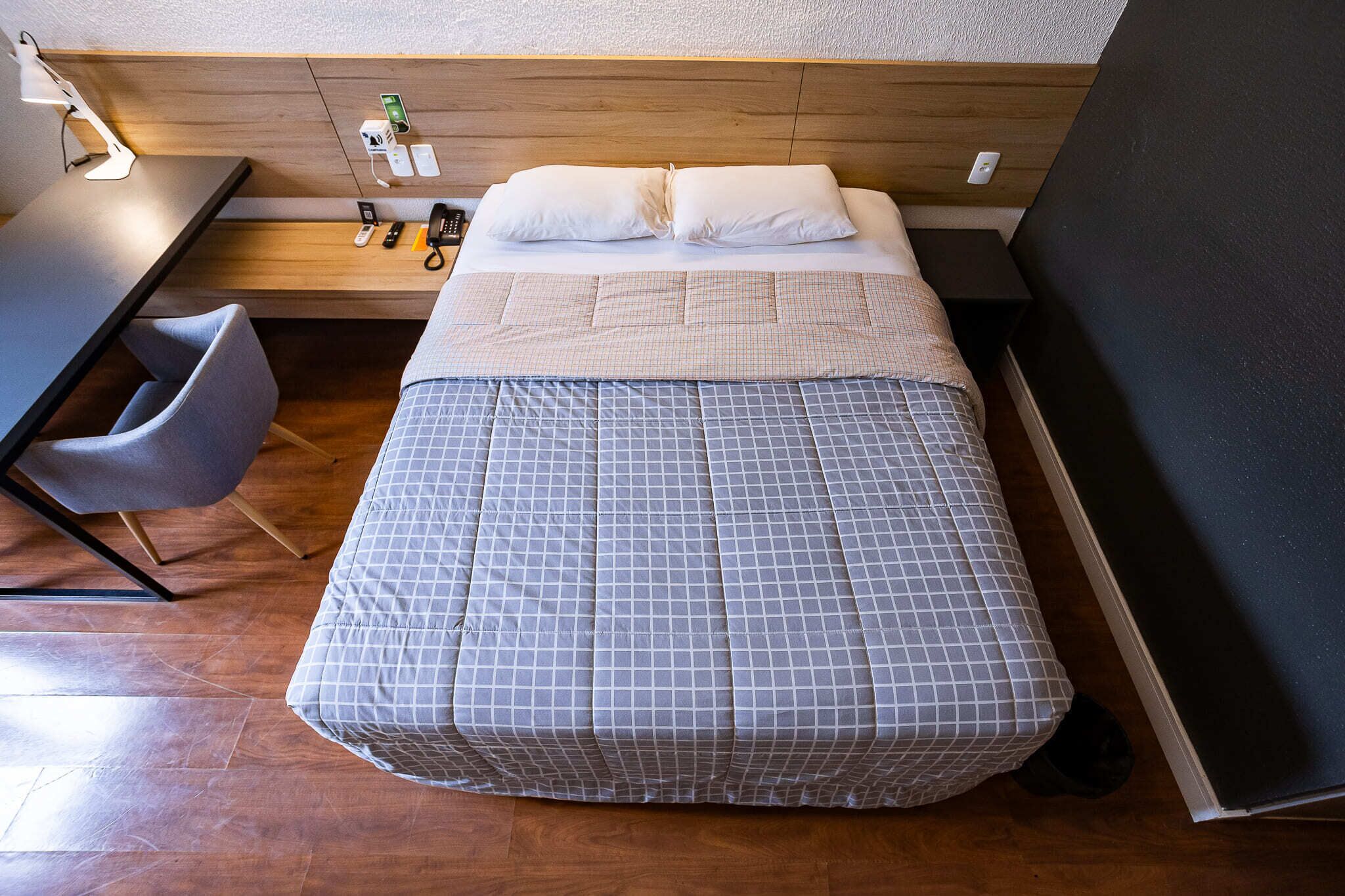 Frigobar, cofres nos quartos, individualmente mobiliados, escrivaninha