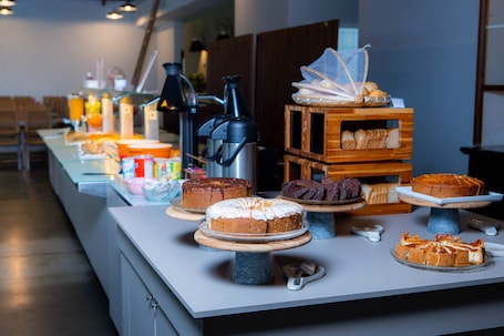 Free daily continental breakfast . Hotel 10 Curitiba