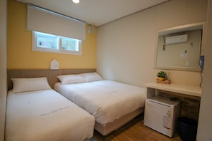 Chambre Familiale (Max 4 people only) | Couette en duvet d'oie, fer et planche à repasser, Wi-Fi gratuit