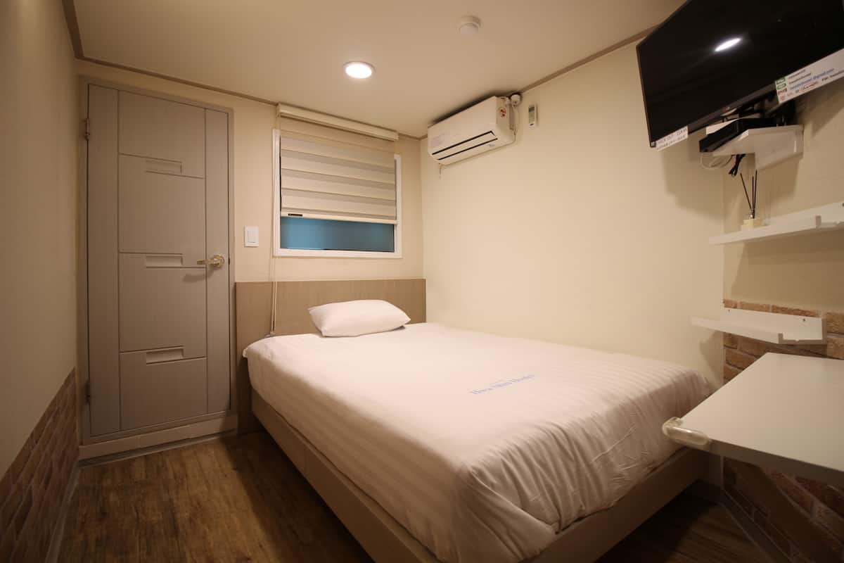 Economy Double Room Single Use (Max 1,NoView) | Donzen dekbedden, een strijkplank/strijkijzer, gratis wifi