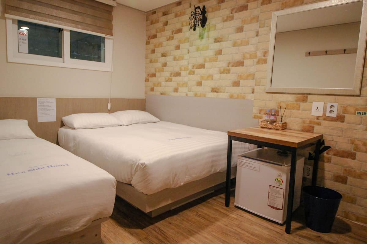 Triple Room (Max 3 only,NoView) | Donzen dekbedden, een strijkplank/strijkijzer, gratis wifi