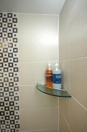 Shower, hair dryer, slippers, towels - Dongdaemun Hwashin Hostel (Seoul)