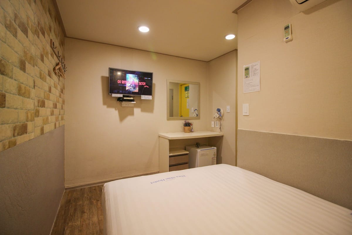 Standard Double Room (Max 2,NoView) | Donzen dekbedden, een strijkplank/strijkijzer, gratis wifi