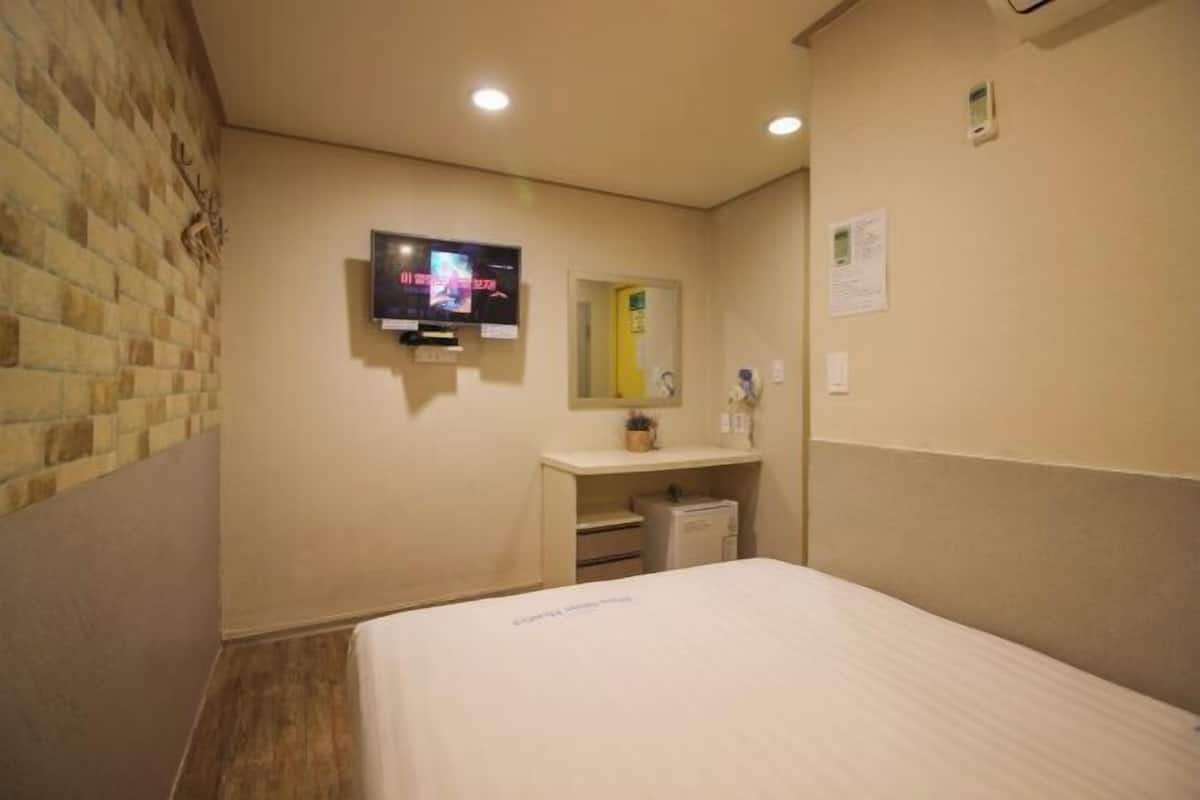 Down duvets, iron/ironing board, free WiFi