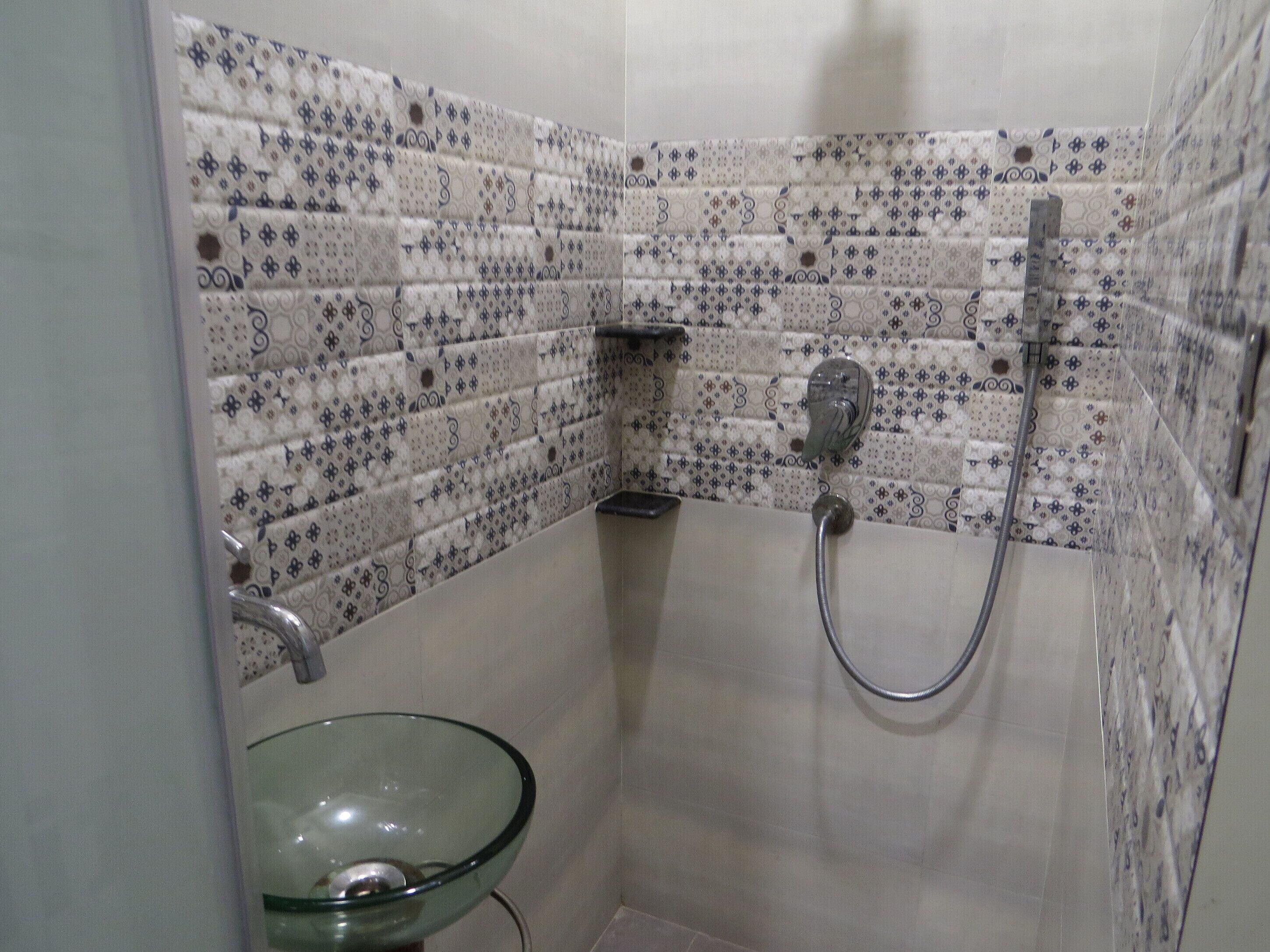 4 Bed Female Dormitory | Bathroom | Shower, rainfall showerhead, free toiletries, hair dryer