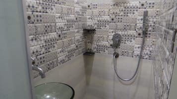 4 Bed Female Dormitory | Bathroom | Shower, rainfall showerhead, free toiletries, hair dryer