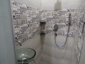 4 Bed Female Dormitory | Bagno | Doccia, soffione a pioggia, set di cortesia gratuito, asciugacapelli