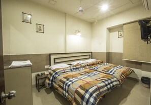 Classic Room | Blackout drapes, iron/ironing board, free WiFi, bed sheets - Smyle Inn (New Delhi)