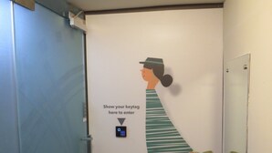 Pared con un teclado de seguridad y una flecha que indica dónde presentar la llave para entrar.