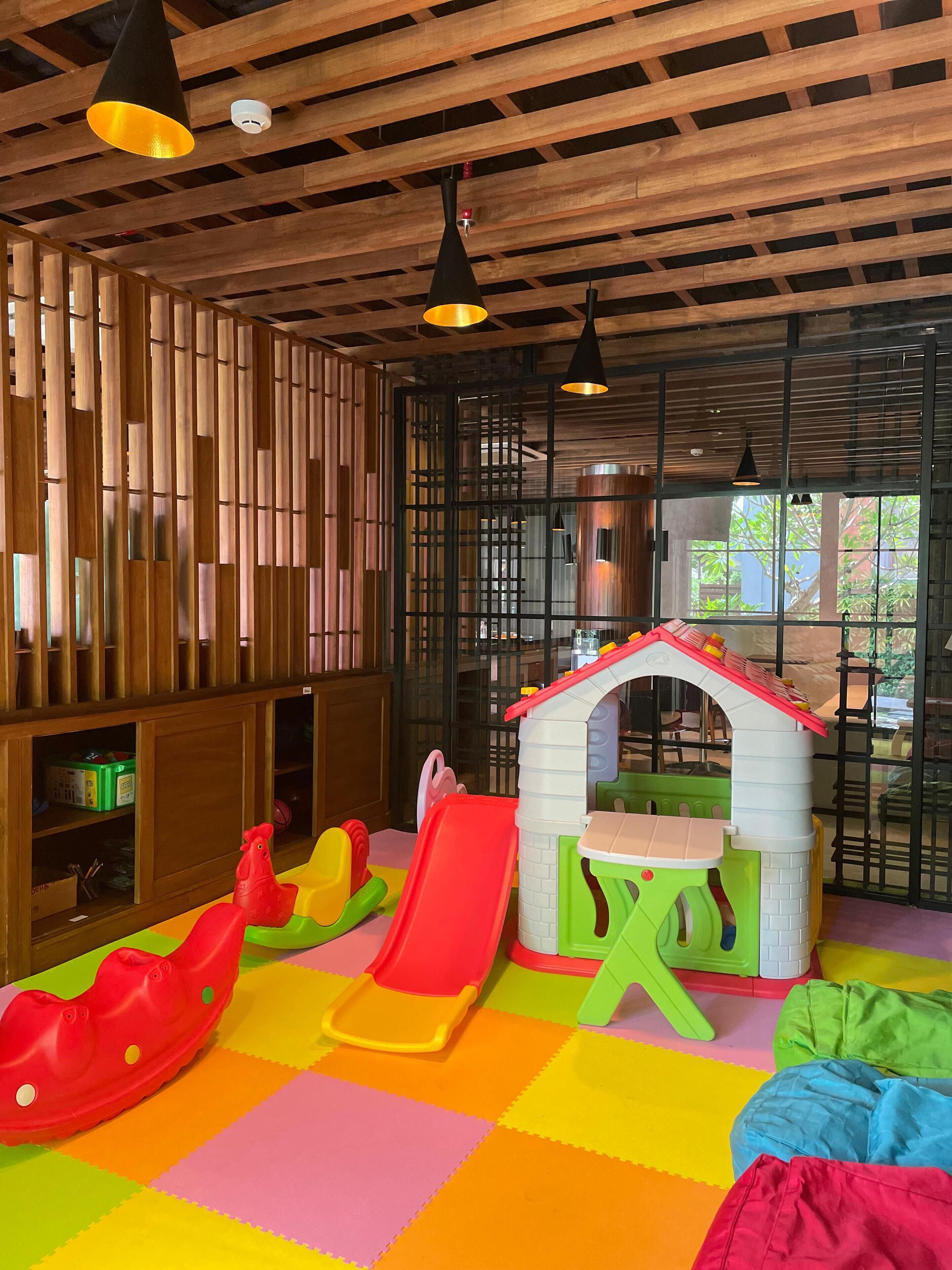 family pool view room (5 people) | executive lounge