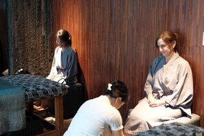Couples treatment room(s), body treatments, aromatherapy - Bali Dynasty Resort (Kuta)