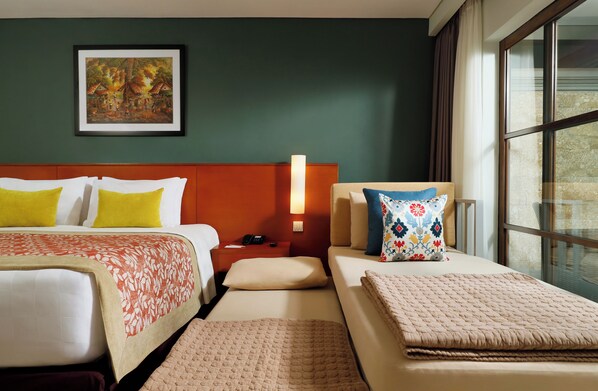 Deluxe Family | Living area | 48-inch Smart TV with satellite channels - Bali Dynasty Resort (Kuta)