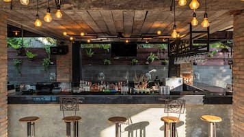 5 quầy bar/khu lounge, 2 quán bar cạnh hồ bơi, quầy bar ngay sát hồ bơi