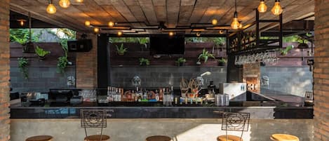 5 quầy bar/khu lounge, 2 quán bar cạnh hồ bơi, quầy bar ngay sát hồ bơi